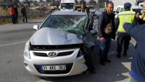 Read more about the article Depremzedelerin otomobili, kamyonetle çarpıştı: 1 ölü, 5 yaralı