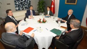 Read more about the article Karamollaoğlu'ndan adaylık açıklaması: Altılı masada anlaşamamazlık mı var?