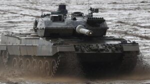 Read more about the article Polonya, Ukrayna'ya 4 adet Leopard 2 tankı teslim etti