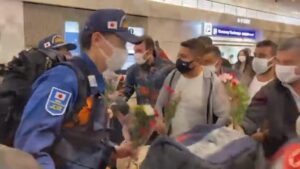 Read more about the article Ülkesine dönen Japon kurtarma ekibi, havalimanında çiçeklerle karşılandı