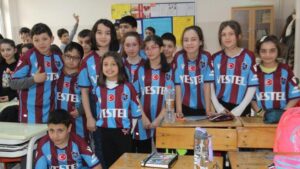 Read more about the article Ertuğrul Doğan’dan öğrencilere 11 bin 461 forma