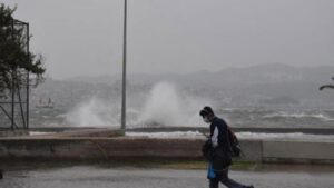 Read more about the article İzmir'de kuvvetli rüzgar ve fırtına uyarısı