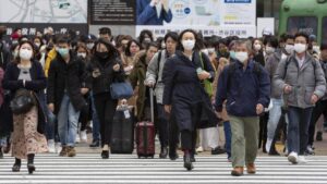 Read more about the article Maskesiz pazartesi: Japonya'da maske kullanımı kişisel tercihe bırakıldı