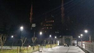 Read more about the article Sultanahmet Camii'nde ışıklar depremde hayatını kaybedenler için söndürüldü
