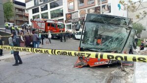Read more about the article İzmir'de belediye otobüsü bahçe duvarına çarptı: 10 yaralı
