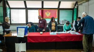 Read more about the article Karadağ'da halk cumhurbaşkanlığı seçiminin ikinci turunda sandık başında